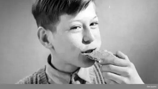 Film om Oslos folkeskoler. Historisk blikk på Oslos første skoler, elevtallets utvikling og videre hvordan en moderne skole av 1950 setter elevene i fokus.