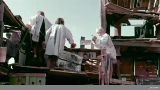 En film om hvordan det ikke skal mye til for å lage en spennende lekeplass hvor barn kan bruke farger og bygge plankehus.