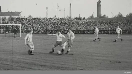 Fotballkamp på Bislett stadion mellom lag fra Oslo Arbeideridrettskrets og Oslo Fotballkrets 21. mai 1937.