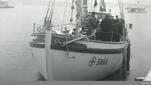 Den nye redningsskøyta ""M/S Idun"" vises fram ved Rådhusbrygga 22. november 1937."