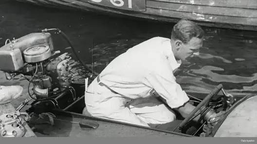 Rundbaneløp ved Hvalstrand bad. Motorbåtracet ""Oslofjorden rundt"" filmet fra Hvalstrand bad og utenfor Nesoddtangen. Badende på Hvalstrand. 1. august 1937."